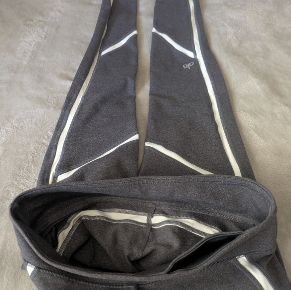 ALO YOGA Gray Leggings White Accent Size Small - Picture 5 of 7